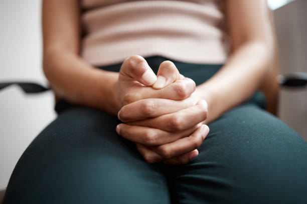 closeup shot of a woman's hands - ansiedade imagens e fotografias de stock