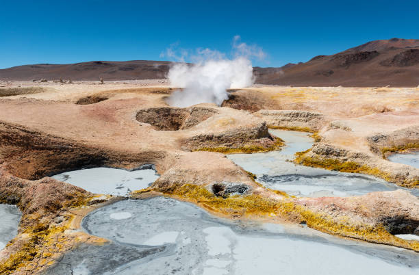 activité géothermique, uyuni, bolivie - sulphur landscape fumarole heat photos et images de collection