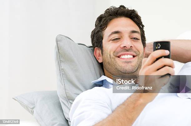 Sorridente Relaxante E A Utilizar Telemóvel - Fotografias de stock e mais imagens de 20-29 Anos - 20-29 Anos, 30-39 Anos, Adulto