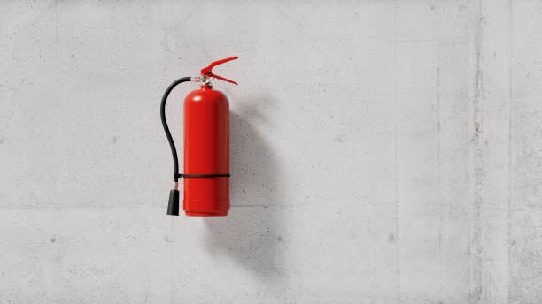 czerwona gaśnica wyizolowana na ścianie budynku - equipment extinguishing metallic single object zdjęcia i obrazy z banku zdjęć