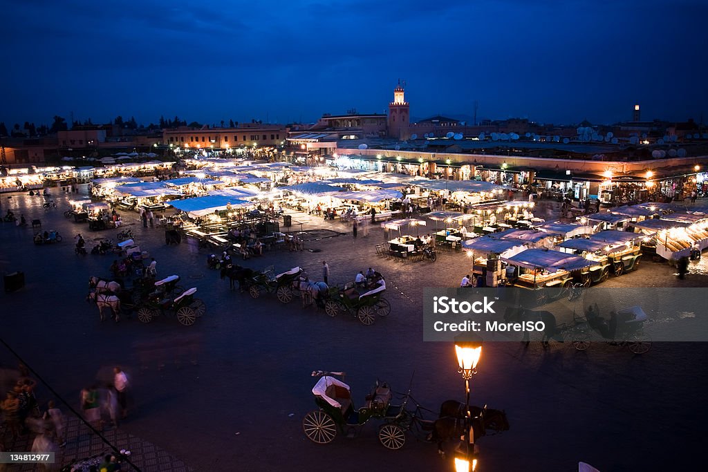 Djemaa el Fna en Marrakech al atardecer - Foto de stock de Actividad libre de derechos