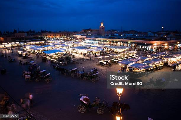 Djemaa El Fna En Marrakech Al Atardecer Foto de stock y más banco de imágenes de Actividad - Actividad, Anochecer, Arquitectura exterior