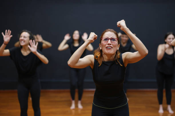 연기 수업에서 운동을 하는 드라마 학생들 - improv 뉴스 사진 이미지