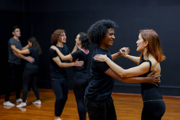 szczęśliwe pary biorące lekcje tańca w studiu - salsa zdjęcia i obrazy z banku zdjęć