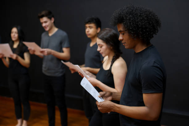 studenti di recitazione che leggono una sceneggiatura in una classe di recitazione - improv foto e immagini stock