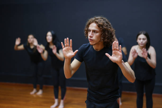 estudiantes de actuación teatral haciendo pantomima en una clase de improvisación - teatro de pantomima británico fotografías e imágenes de stock