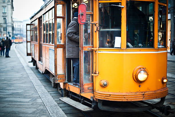 milan orange straßenbahn city life-städtisches motiv - milan italy cable car old italy stock-fotos und bilder