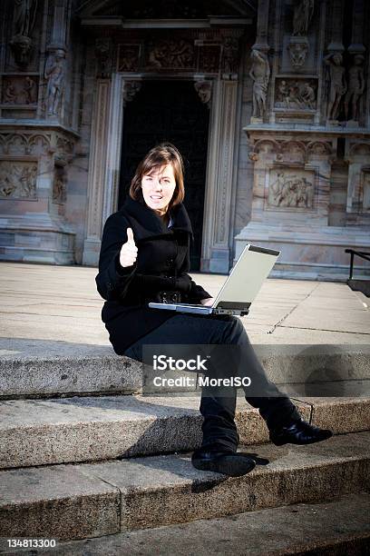 Chica Rubia Trabajo En Milán Foto de stock y más banco de imágenes de Estudiante - Estudiante, 20 a 29 años, 20-24 años