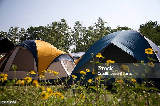 Photo libre de droit de Tente De Camping Place banque d'images et plus d'images libres de droit de Activité de loisirs - Activité de loisirs, Activité de plein air, Activités de week-end