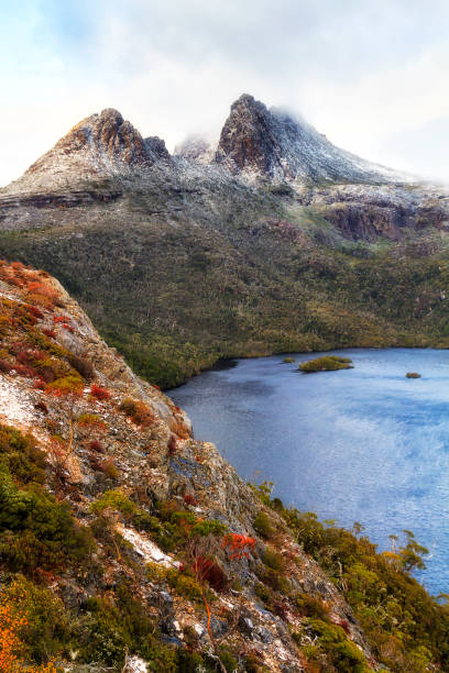 Tas Cradle Mountain above rise vert Rocky edges of mountain ranges around Dove lake with Cradle Mountain three peaks summit at sunrise in winter season. winter sunrise mountain snow stock pictures, royalty-free photos & images