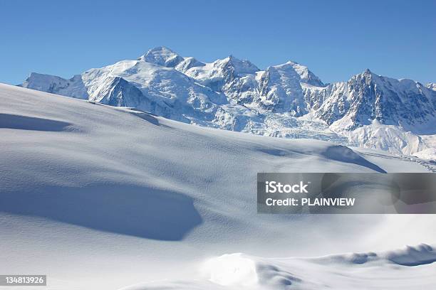 Foto de Montanhas Dos Alpes e mais fotos de stock de Monte Branco - Monte Branco, Pico da montanha, Frio