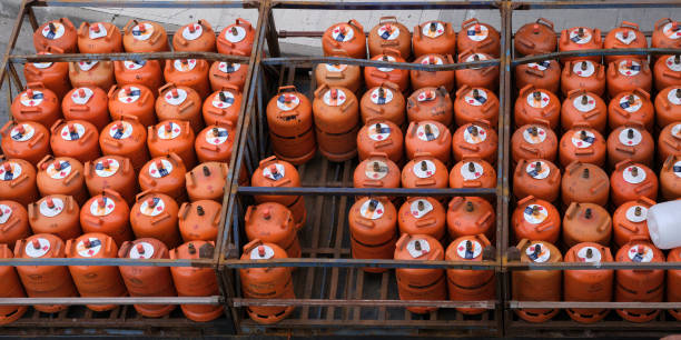 cilindros de gás butane laranja em um caminhão para entrega. - truck close up fuel tanker semi truck - fotografias e filmes do acervo