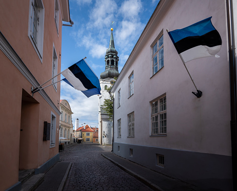 Calle con banderas estonias y catedral de Santa María en Toompea Hill - Tallin, Estonia photo