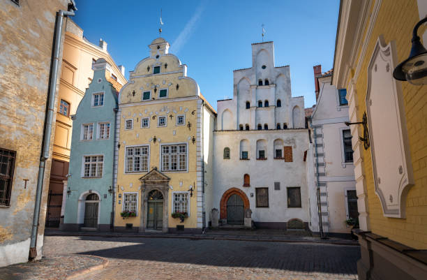 drei brüder - drei wohnhäuser in riga, das älteste aus dem späten 15. jahrhundert - riga, lettland - 15 th century stock-fotos und bilder