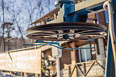 skilift-im-skigebiet-an-einem-wintertag.jpg?b=1&s=170x170&k=20&c=LNvF5lITLny4Pxuh6aTT_jZSBsMS5gqMvqdZAgQv7UM=