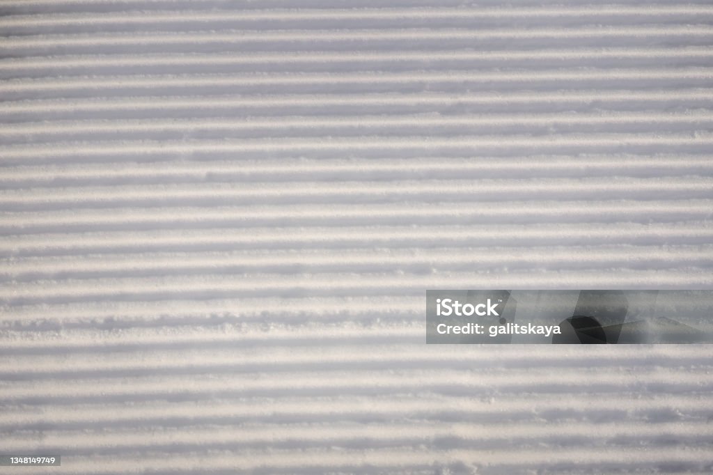 perfekt präparierte leere Piste an einem sonnigen Wintertag - Lizenzfrei Alpen Stock-Foto perfekt präparierte leere Piste an einem sonnigen Wintertag - Lizenzfrei Alpen Stock-Foto