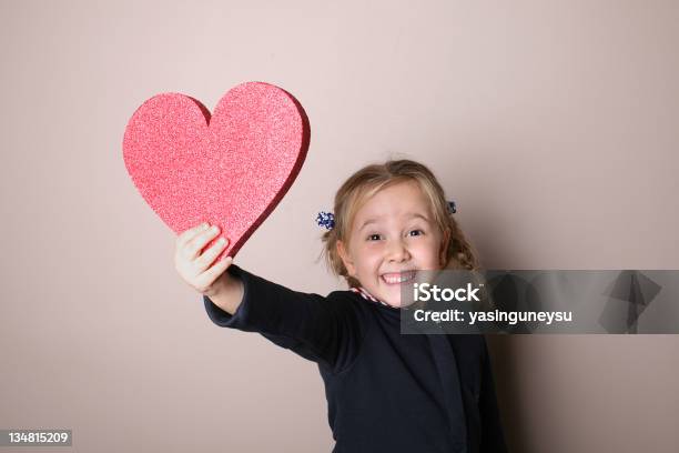 Dar O Meu Coração - Fotografias de stock e mais imagens de Criança - Criança, Amor, Dia dos Namorados