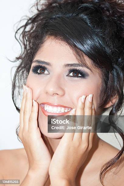 Foto de Linda Mulher Olhando Para Cima e mais fotos de stock de Adulto - Adulto, Beleza, Cabelo Preso