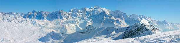 vue panoramique du massif du mont blanc xl - mont blanc massif photos et images de collection