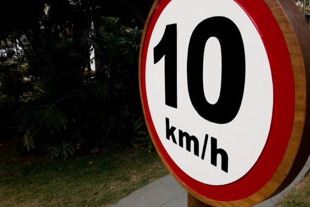 traffic signpost. allowed speed sign, 10km/h - number 10 number sign speed limit sign imagens e fotografias de stock