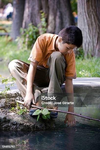 Foto de Young Explorer e mais fotos de stock de Aprender - Aprender, Assistindo, Brincalhão