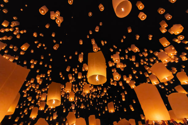 lanterne del cielo galleggianti turistiche nel festival loy krathong, chiang mai, thailandia. - buddhist ceremony foto e immagini stock