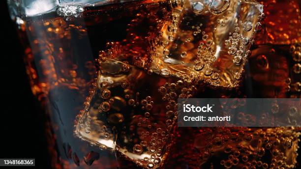 Zbliżenie Szklanki Coli Z Kostkami Lodu I Bąbelkami - zdjęcia stockowe i więcej obrazów Cola