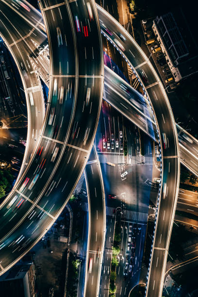 夜間の陸橋と都市交通のドローンポイントビュー - aerial view shanghai technology multiple lane highway ストックフォトと画像