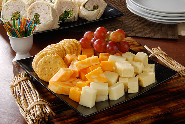 bandeja de quesos con galletas - cheese and crackers fotografías e imágenes de stock