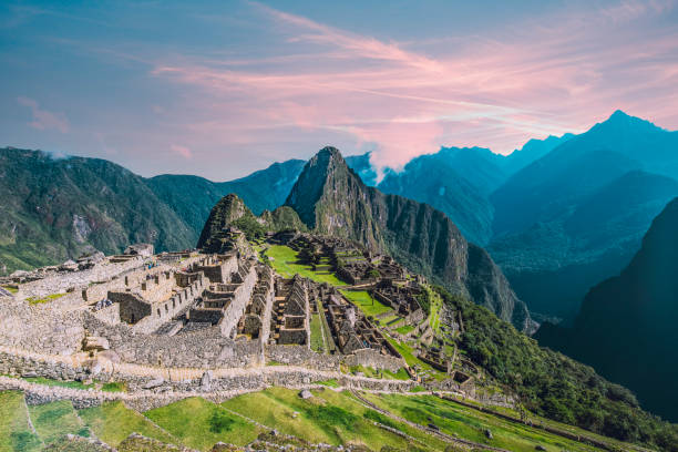 machu picchu inka ruinen - peruanische kultur stock-fotos und bilder