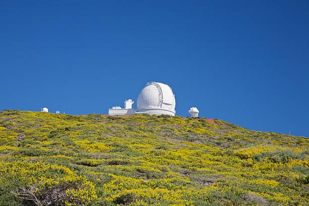 roque de los muchachoscity in tenerife spain observatórios - astrophysic imagens e fotografias de stock