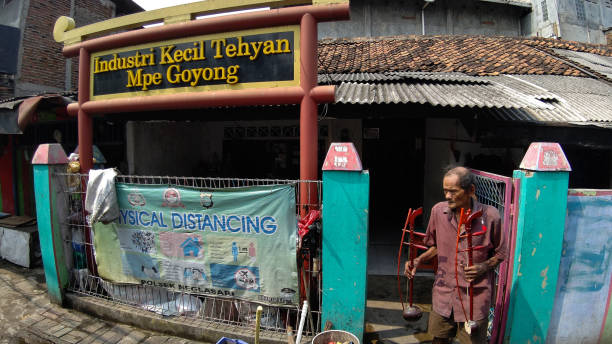 Mpe Goyong, The Only Tehyan Artist in Tangerang Oin Sin Yang, or commonly known as Mpe Goyong, is a 70-year-old maker of musical instruments Kong Ahyan and Tehyan at his home in the Mekarsari Village area, Neglasari, Tangerang, Saturday (23/10/2021). Mpe Goyong is known as an artist of Chinese descent who is still active in preserving traditional musical instruments resulting from cultural acculturation, namely Chinese culture with Betawi culture such as tehyan, kong ahyan and sukong.  The price also varies from IDR 300 thousand for Kong Ahyan, IDR 500 thousand for Tehyan and IDR 1.2 million for Sukong. tangerang photos stock pictures, royalty-free photos & images