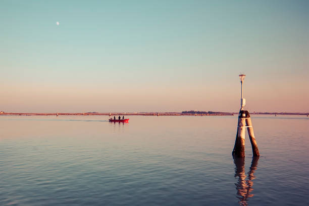 これは、イタリアのヴェネツィアの大運河、高い水、洪水の堤防上のアクアアルタです。 - venice italy grand canal italy sunset ストックフォトと画像