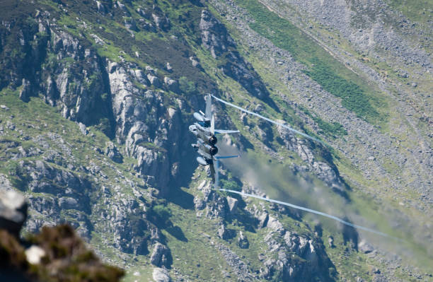 aeronaves militares en vuelo. raf f-15 strike eagle entrenamiento de bajo nivel de ataque y evasión montañas del norte de gales, reino unido - pilot cockpit airplane training fotografías e imágenes de stock