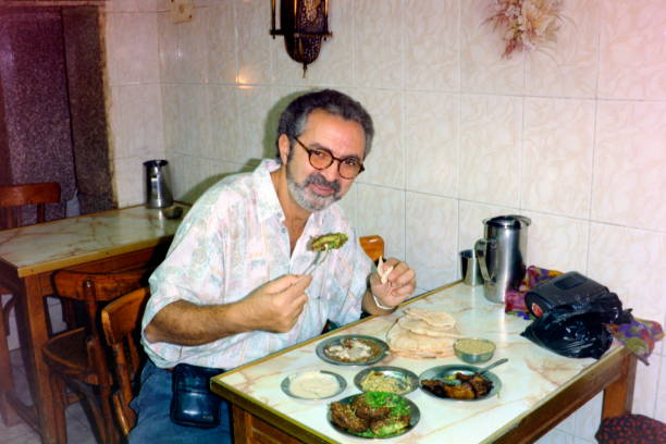 los años noventa. desayuno típico egipcio en un restaurante de comida local en el famoso bazar khan el khalili. el cairo viejo, egipto 1991. - el khalili fotografías e imágenes de stock