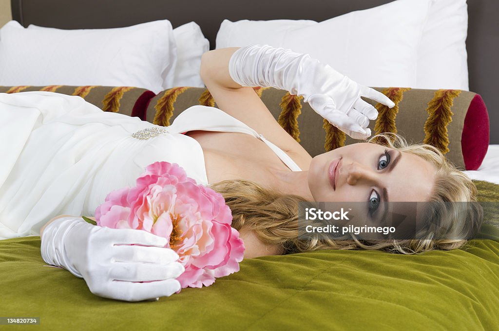 Красивая невеста в роскошный интерьер спальни с - Стоковые фото Белый роялти-фри