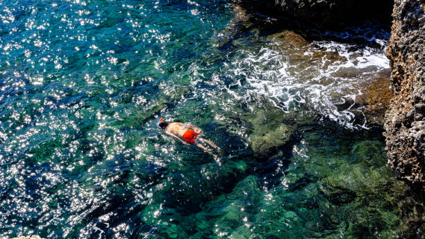 nadador com máscara nada no mar turquesa de menorca, espanha - sub sea - fotografias e filmes do acervo