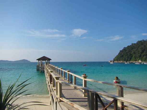 molo na wyspie perhentian, malezja - asia color image horizontal terengganu zdjęcia i obrazy z banku zdjęć