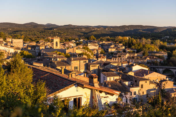 vista dell'alba del borgo medievale di sauve all'alba (occitanie, francia) - gard foto e immagini stock