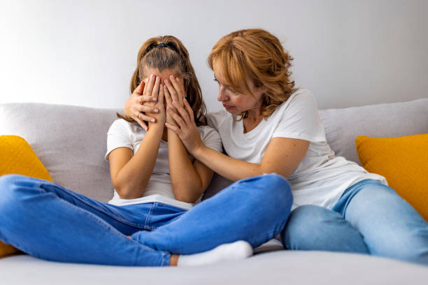 caring mother hugging, comforting depressed upset teenage daughter - teenage pregnancy fotos imagens e fotografias de stock