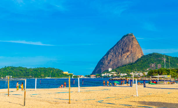 сахарная голова сахарной буханки гора pão de açucar панорамный вид и городской пейзаж пляжа фламенго в рио-де-жанейро, бразилия. - flamengo стоковые фото и изображения