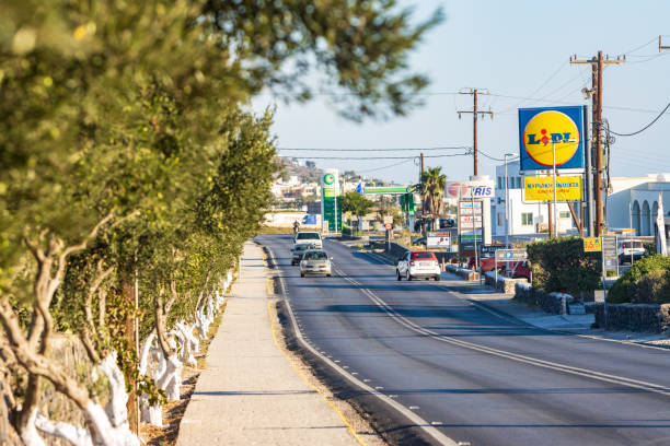 lidl koło firy na santorini w cykladach, grecja - log fire zdjęcia i obrazy z banku zdjęć