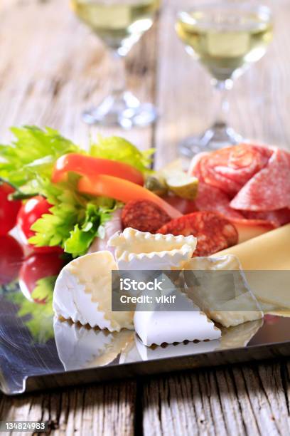 Vassoio Di Assortimento Di Affettatidettaglio - Fotografie stock e altre immagini di Antipasto - Antipasto, Antipasto misto, Brie