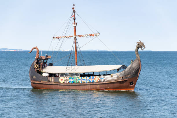 nave vichinga che naviga sul mare a midzyzdroje - drakkar foto e immagini stock