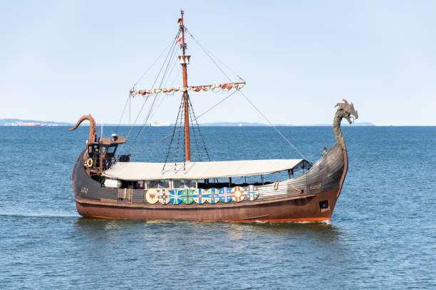 viking ship sailing on the sea in midzyzdroje - drakkar imagens e fotografias de stock