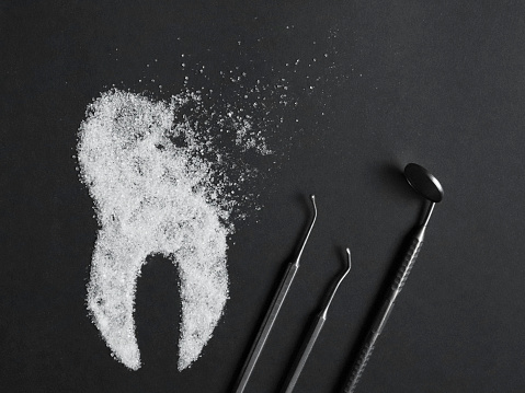 El azúcar daña el esmalte dental. photo