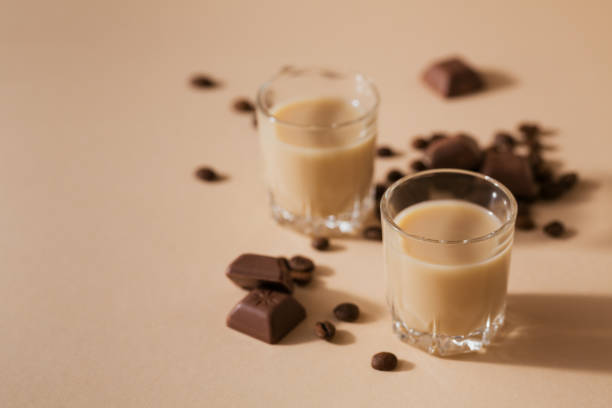 Short glasses of Irish cream Liquor or Coffee Liqueur with chocolat and coffee beans Short glasses of Irish cream Liquor or Coffee Liqueur with chocolat and coffee beans. Whinter holiday decorations coffee liqueur stock pictures, royalty-free photos & images