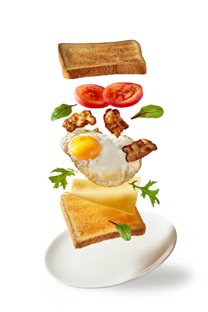 흰색 배경에 공기에 재료의 층과 맛있는 샌드위치 - eggs breakfast bacon fried egg 뉴스 사진 이미지