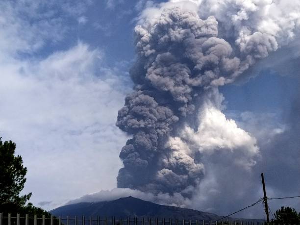 paroxismo del etna - vulcano fotografías e imágenes de stock