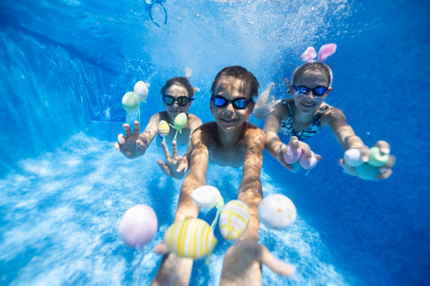 crianças brincando debaixo d'água durante a páscoa de verão - bubble swimming pool water underwater - fotografias e filmes do acervo